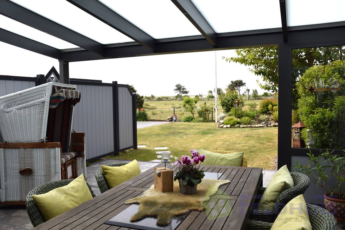 Überdachte Terrasse mit freiem Blick