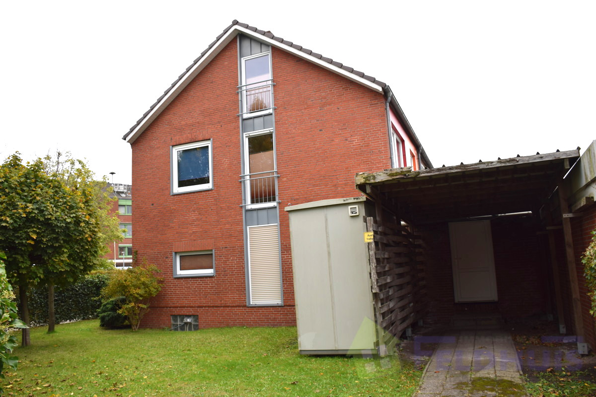 Seitenansicht mit Carport