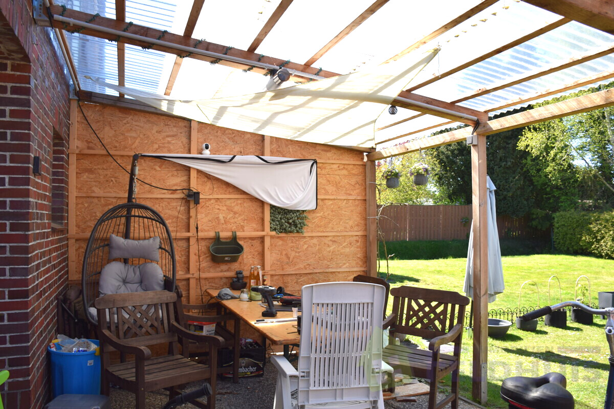 Überdachte Terrasse Wohnung rechts