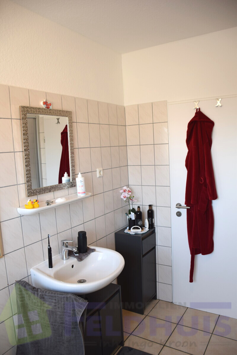 Badezimmer EG Wohnung links Bild 1