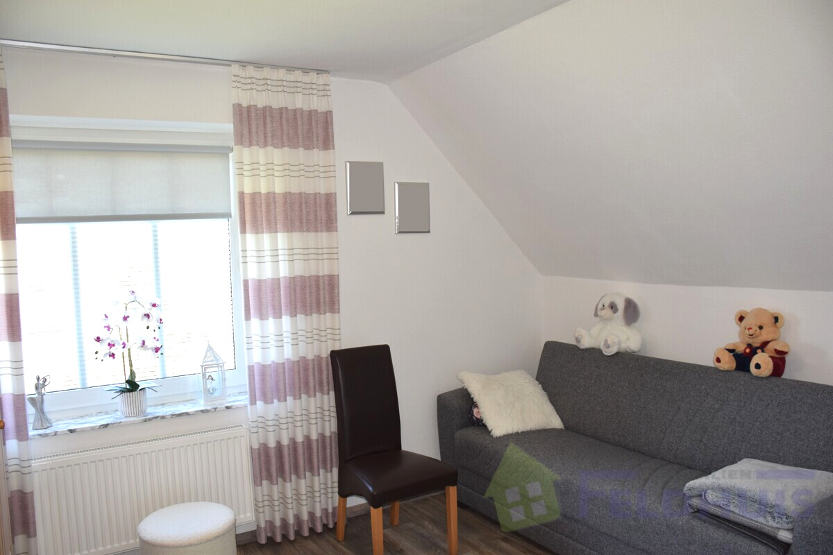 Zimmer DG Wohnung rechts