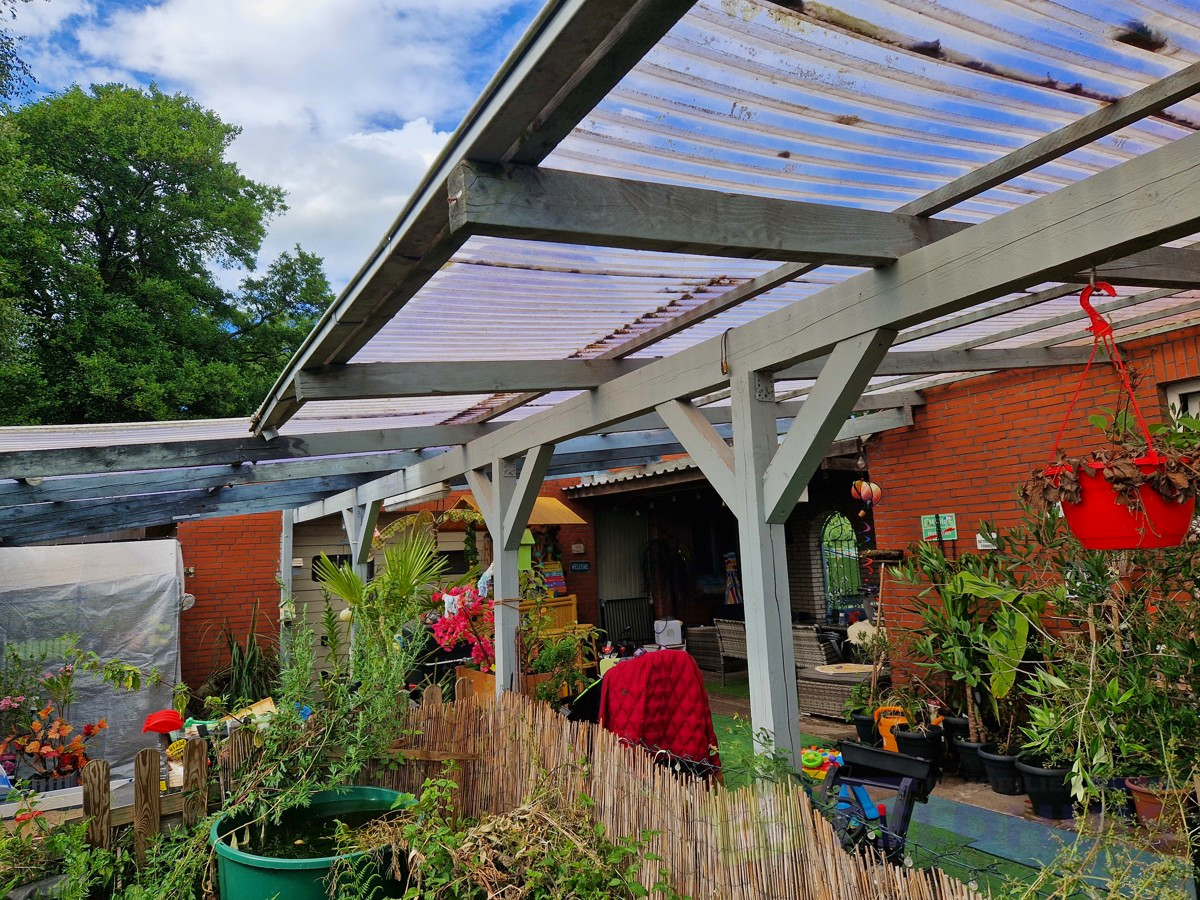 Terrassenüberdachung mit Nebengebäuden Bild 1