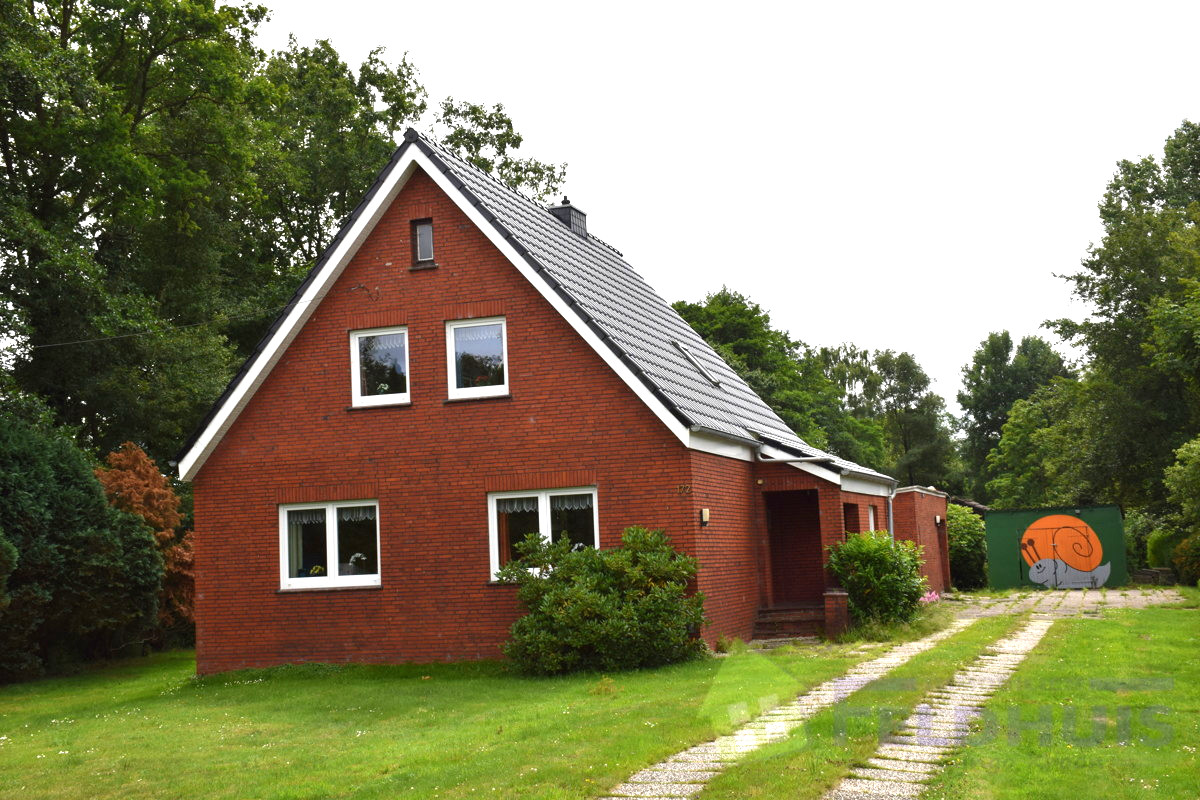 Aufgepasst! Teilsaniertes Einfamilienhaus in Jheringsfehn mit großem Grundstück!