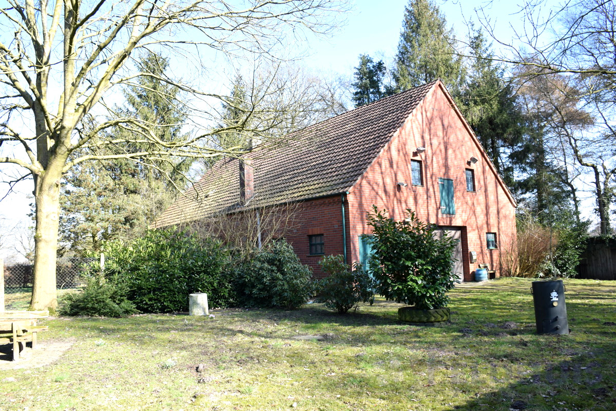 Haus im Dornröschenschlaf! 
Uriges Landhaus auf ca. 19.337 m² großem Grundstück in Delmenhorst-Hasbergen!