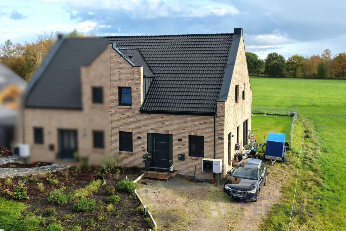 Moderne Neubau-Doppelhaushälfte in dörflicher Lage von Warsingsfehn!