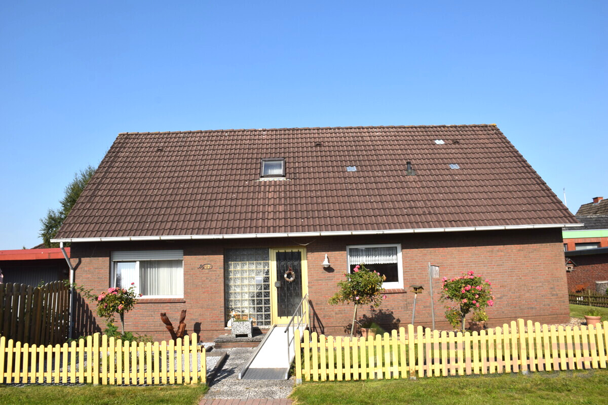 Solides Einfamilienhaus nur wenige Meter vom Zentrum Warsingsfehns entfernt!