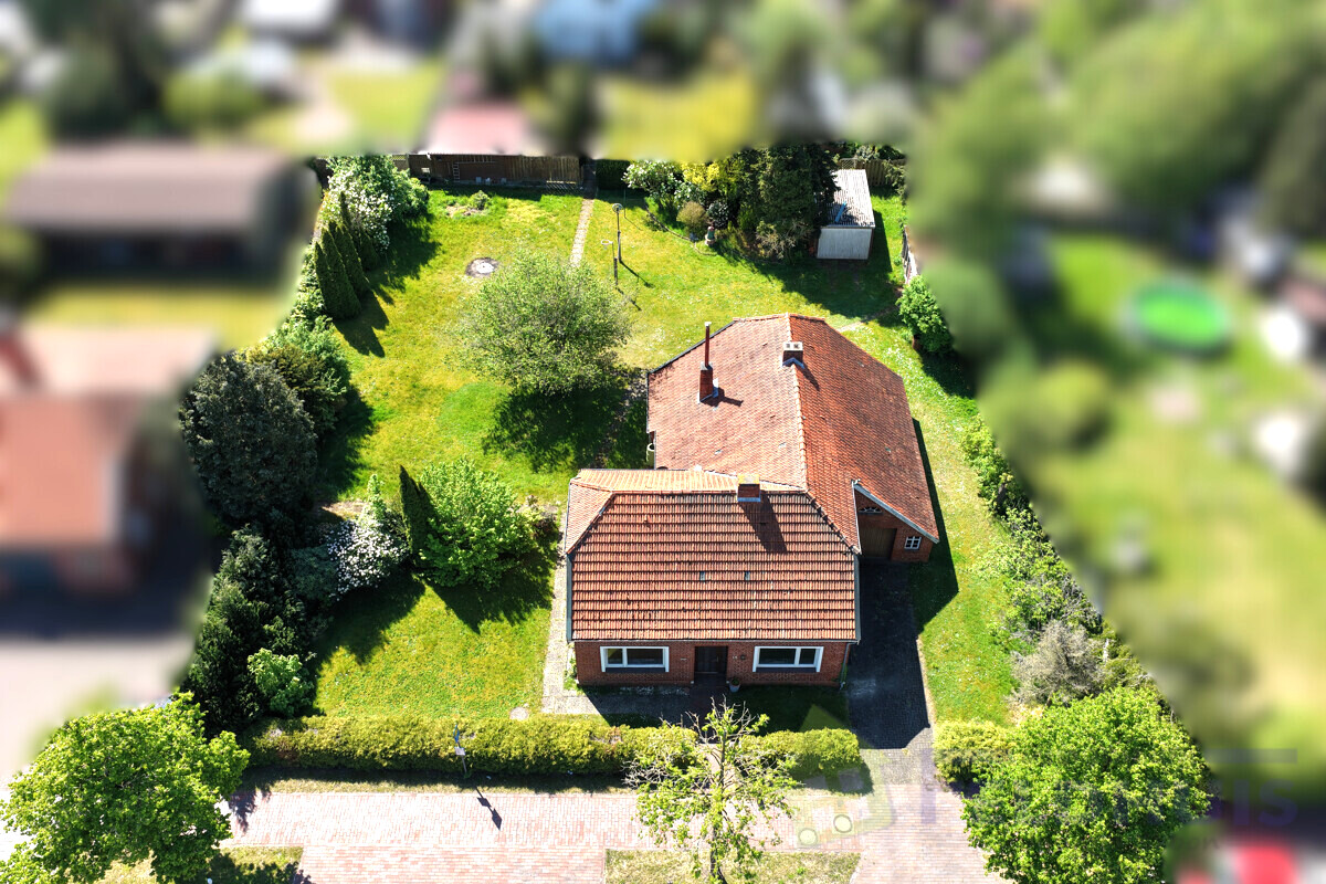 Liebhaber aufgepasst! Sanierungsbedürftiges Landhaus mit großem Grundstück in zentraler Lage von Hesel!
